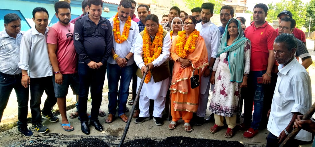 Sat sharma Kickstarts blacktopping of road at Vishal Nagar, Ward No.40