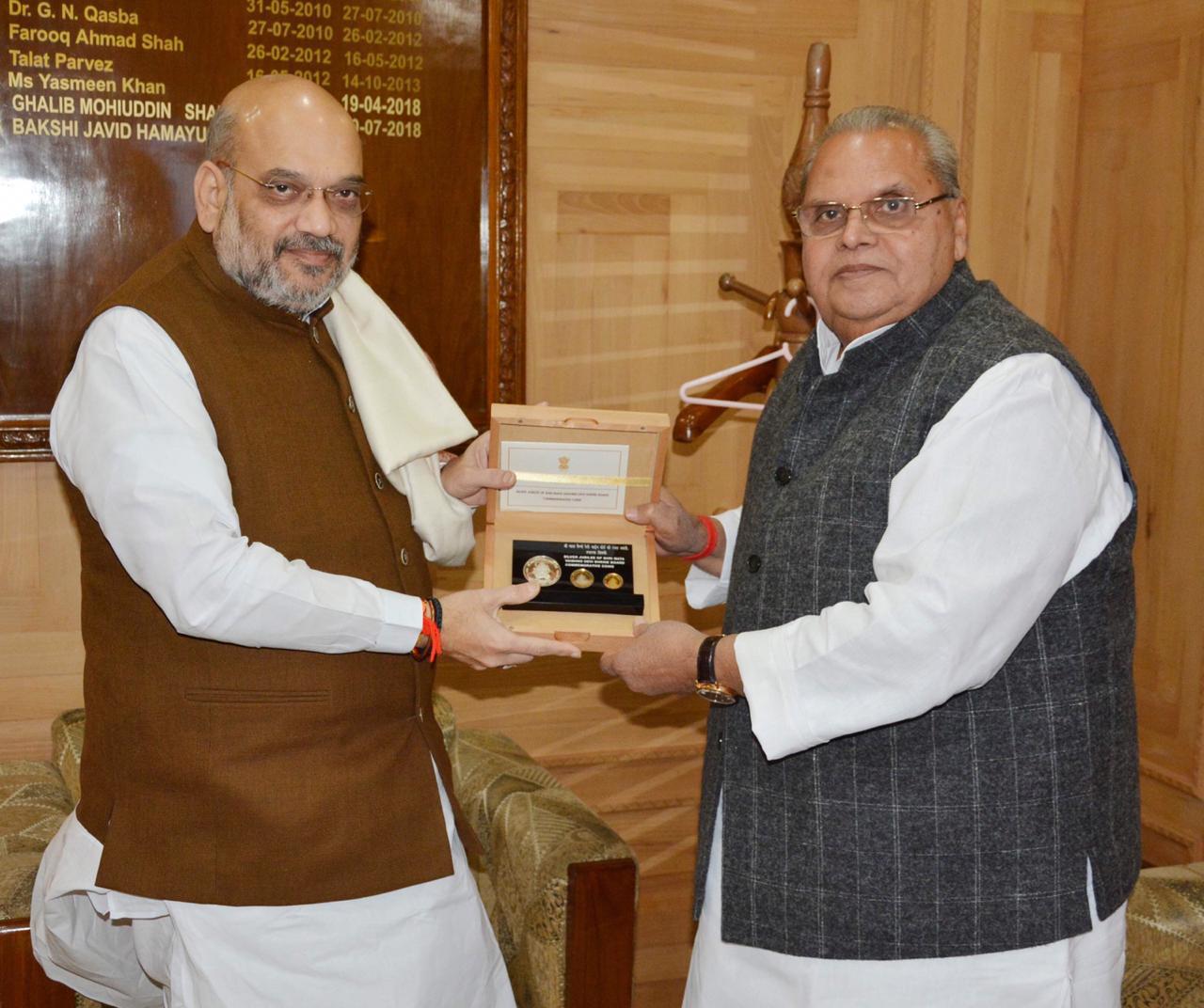 Governor presents exquisite handicrafts, Mata Vaishno Devi coin to HM Amit Shah