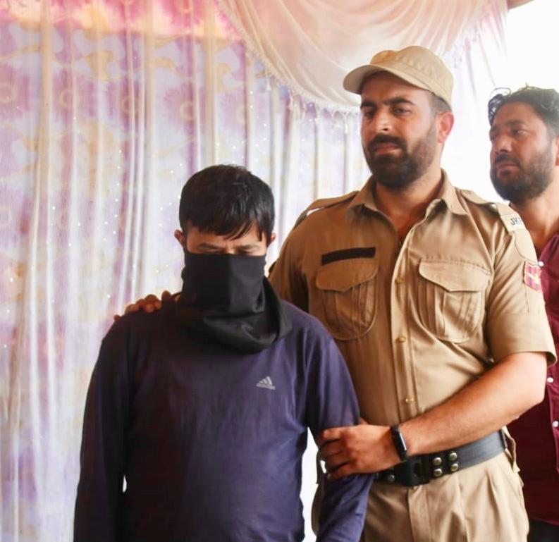 Srinagar police arrests Gold thief, recovers property worth 34 Lacs 
