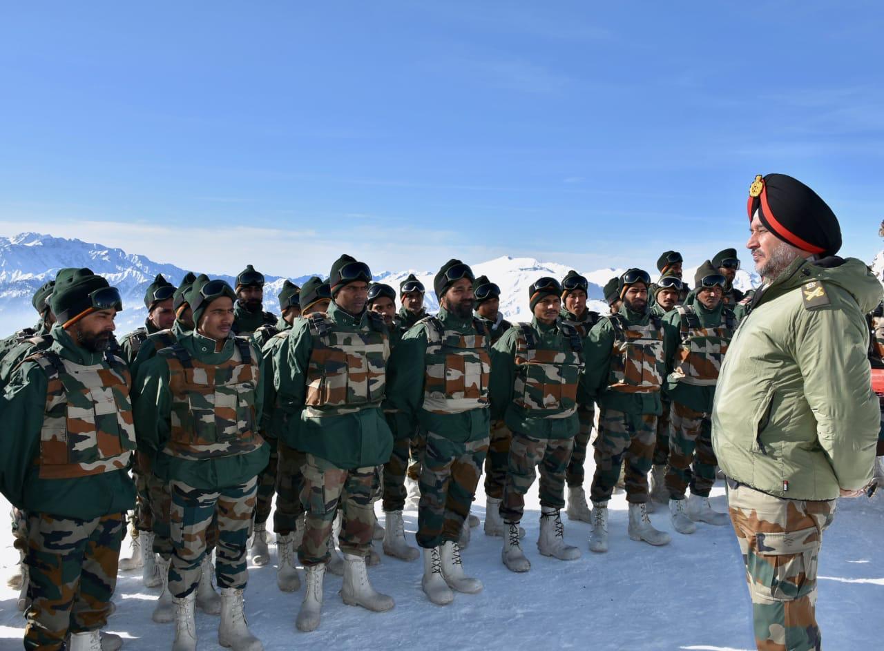 Northern Army Commander reviews Security along forward areas in Kashmir 