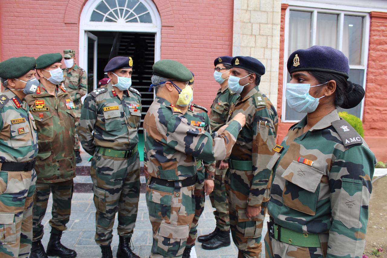 Army Chief reviews operational preparedness of troops in Kashmir 