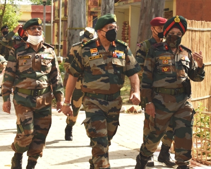 Western Army Commander reviews operational preparedness at Forward posts in Jammu