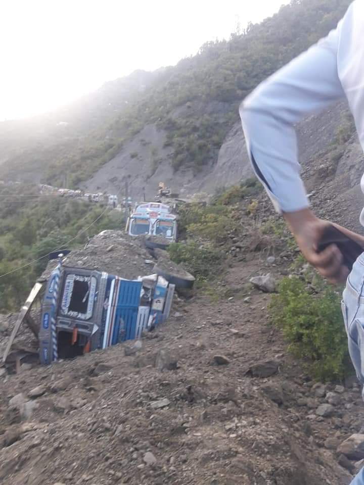 One killed, 9 Vehicles Buried in Massive Landslide along Highway in Ramban