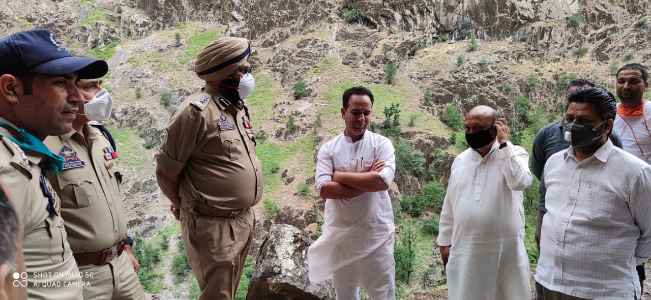 Sunil Sharma visits accident spot at Padder, asks L-G for ex-gratia to kins of deceased