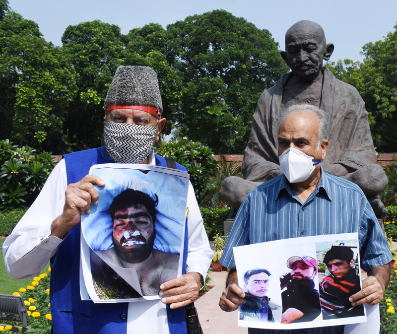 Magisterial Inquiry ordered into ' Custodial Death' in Kashmir as Farooq, Masoodi protest outside Parliament