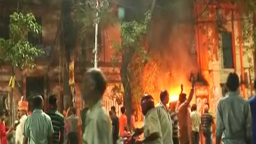 Violence in Amit Shah's rally in Kolkata, statue brought down.