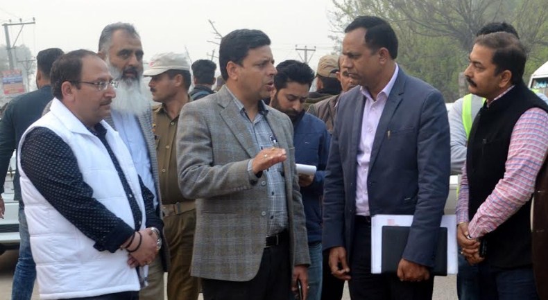 Div Com inspects work progress on Jammu-Akhnoor Road Project