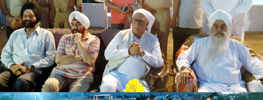 Advisor Farooq Khan interacts with Sikh religious leaders