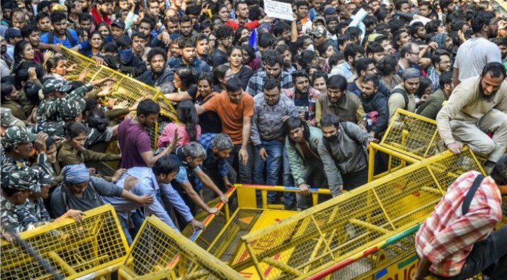 Opposition members condemn police action against JNU students