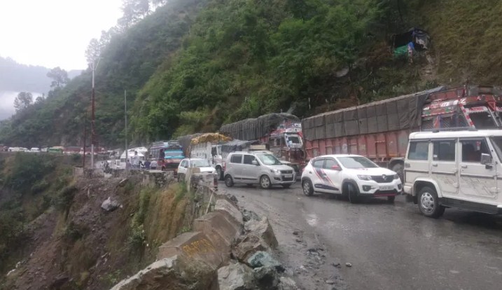 Srinagar-Jammu highway reopens, stranded vehicles being cleared