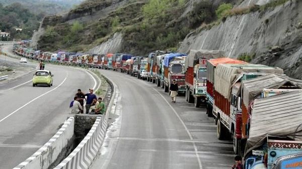 Weather  in J&K likely to remain wet till 29th January, Jammu-Srinagar Highway closed 