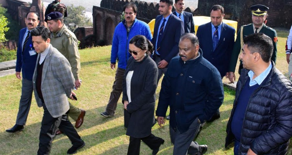 Lt Governor conducts whirlwind tour of Akhnoor-Jourian