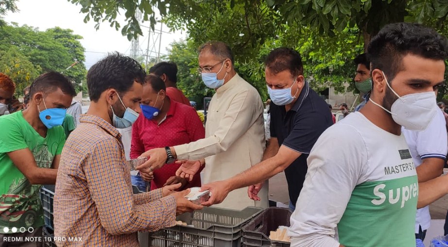Former Dy . CM Kavinder Gupta  distributed food packets at Govt. medical Hospital Bakshi Nagar