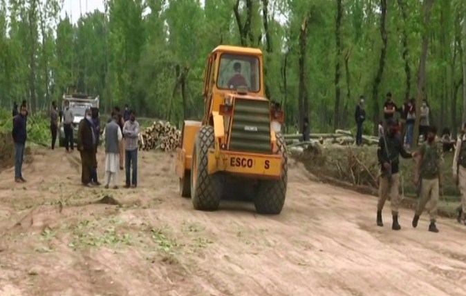 DC Srinagar reviews progress of 500 bedded Covid Hospital being set up by DRDO