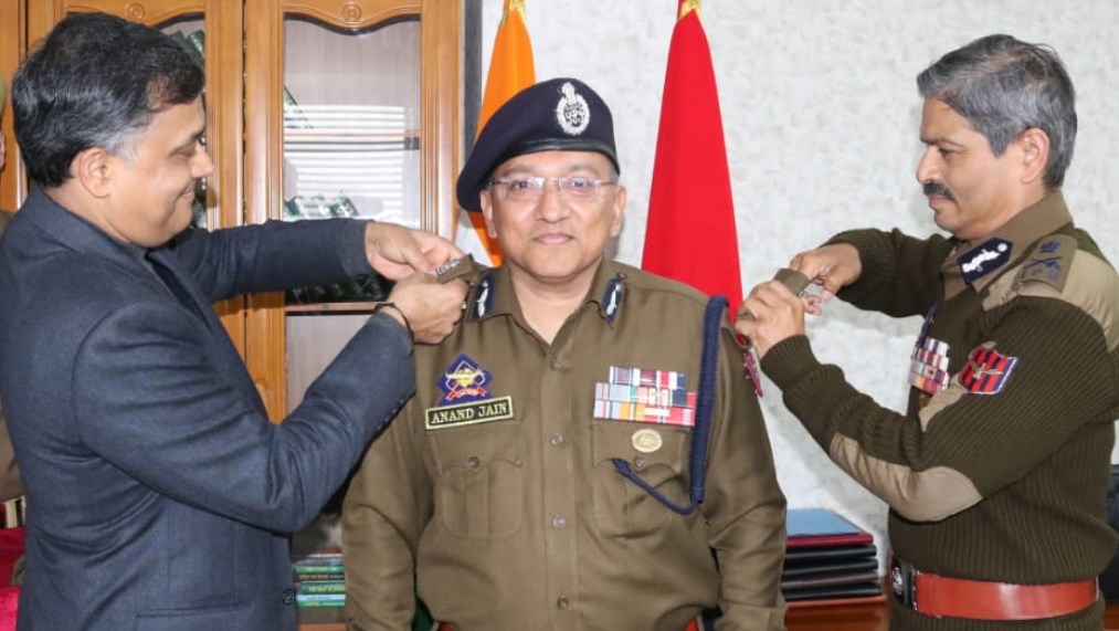 DGP J&K decorates Anand Jain, Nitish Kumar with ADGP rank