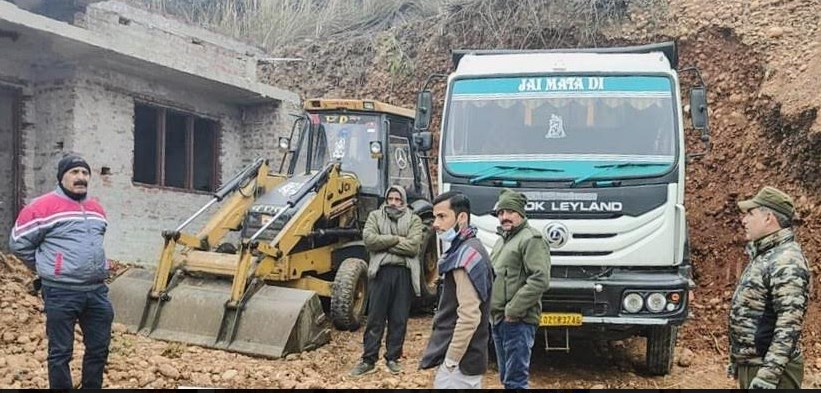SDM Jammu North seizes vehicles involved in illegal mining