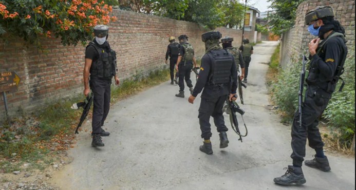 Militants attack in outskirts of Srinagar, 2 army solidiers injured