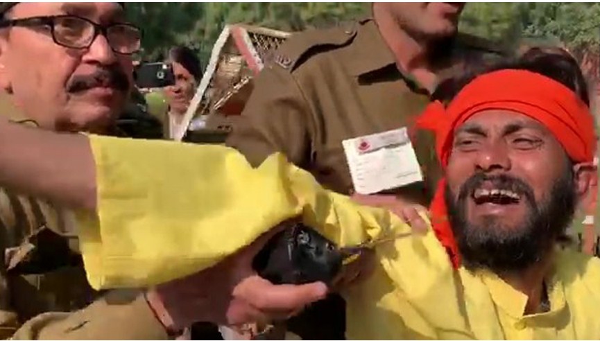 Man lays down in front of Defence Minister Rajnath Singh's convoy, asks to meet Prime Minister Narendra Modi