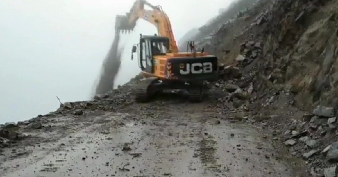 J-K highway reopened after 3-hr-long blockade due to landslide