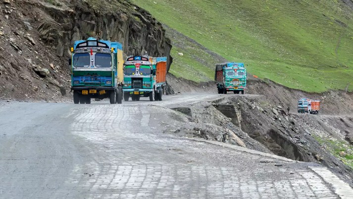 Ensure smooth regulation of traffic on Srinagar- Leh highway: Div Com