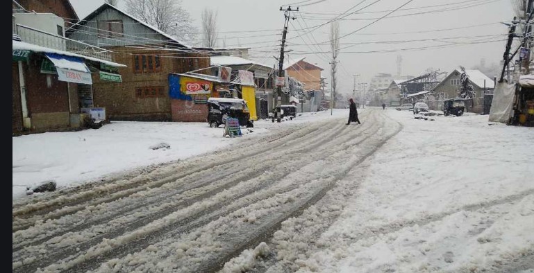 Snowfall: Srinagar administration issues helpline numbers