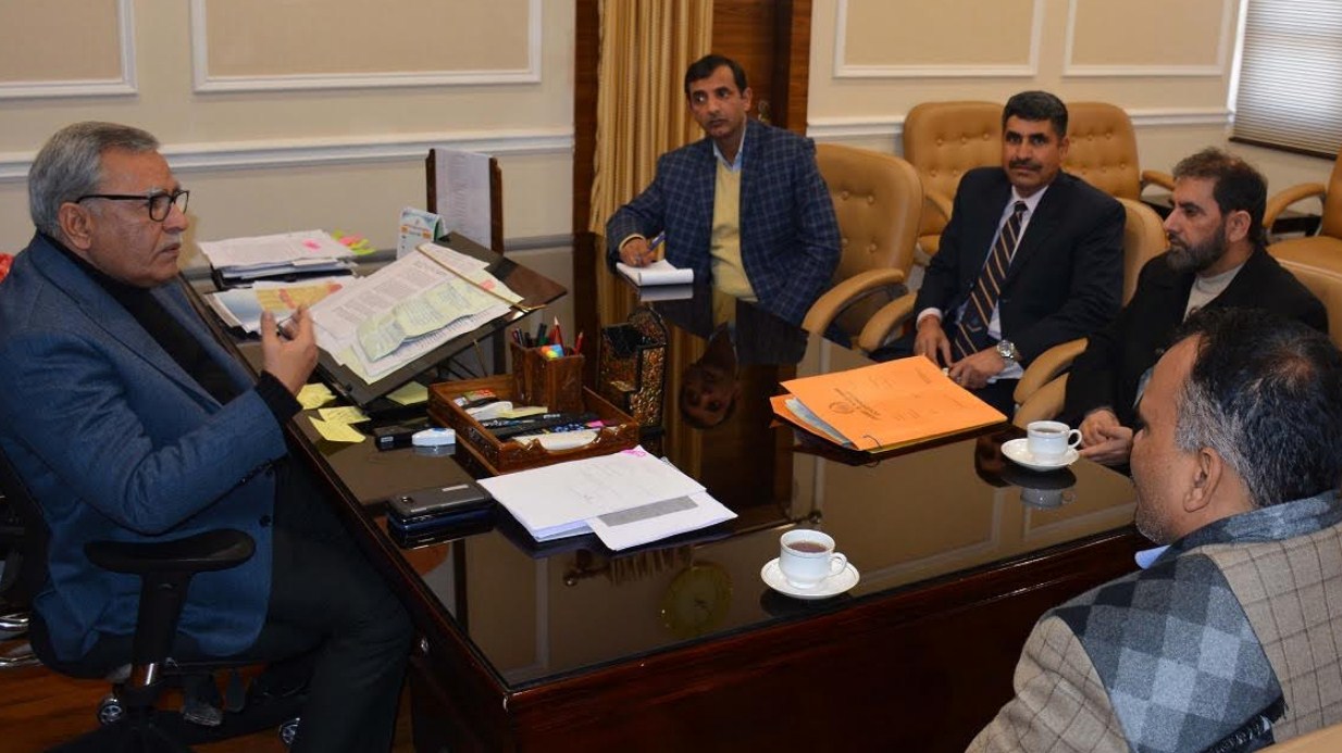 Advisor Khan reviews stock, supply position in Kashmir valley