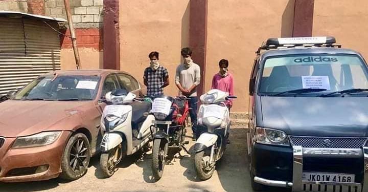Srinagar Police recovers BMW, scooty and demonitized cash from Burglars