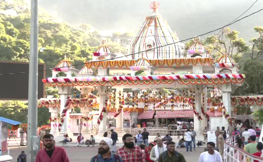 Devotees offer prayers to Maa Durga on first day of Navratri