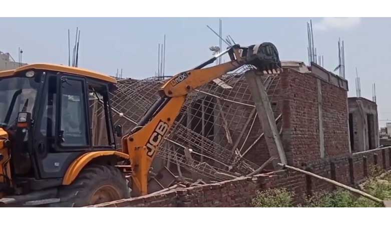 JMC demolishes unauthorised construction in sainik colony Jammu