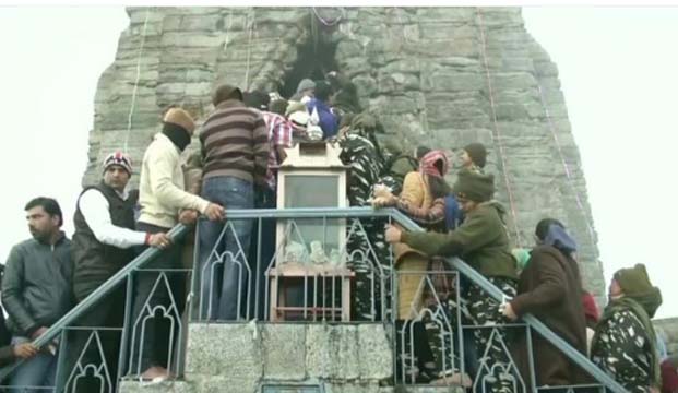 Maha ShivRatri : Devotees line up to offer prayers at Sri Shankaracharya Temple in kashmir