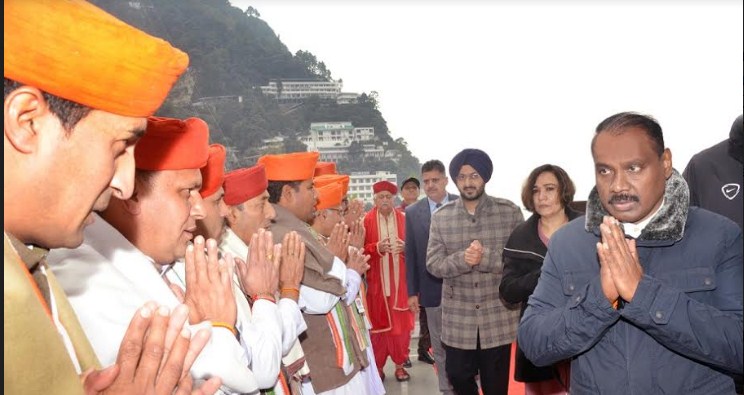 Lt. Governor pays obeisance at Shri Vaishno Devi Shrine, prays for peace and prosperity in J&K