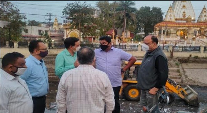 M Raju inspects ongoing desilting works at Ranbir Canal