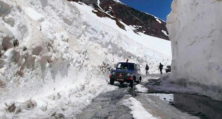 Mughal road remains closed, Srinagar-Jammu highway open for traffic