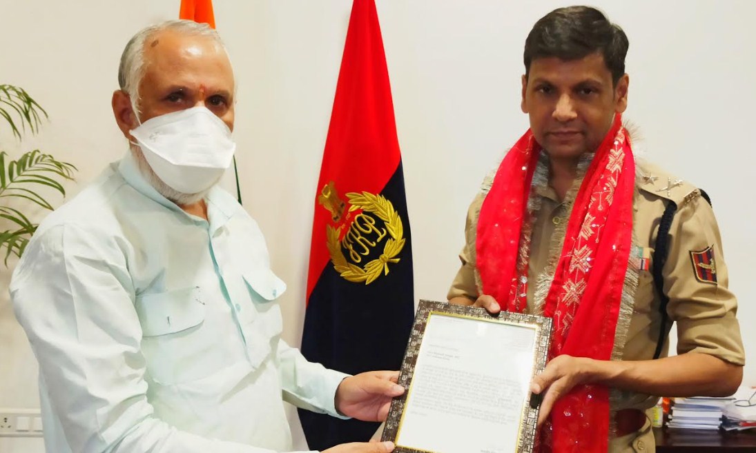 MP Manhas felicitates IGP Jammu