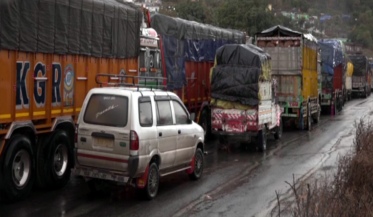 J&K Jammu-Srinagar highway closed due to heavy snowfall