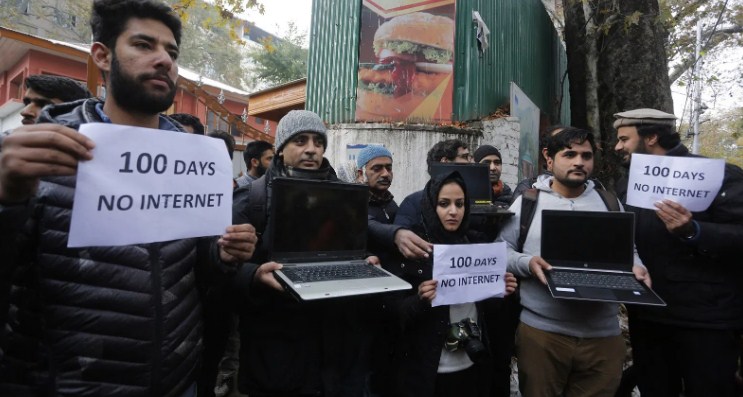 Media persons protest in Srinagar against 100 days of internet gag in Kashmir