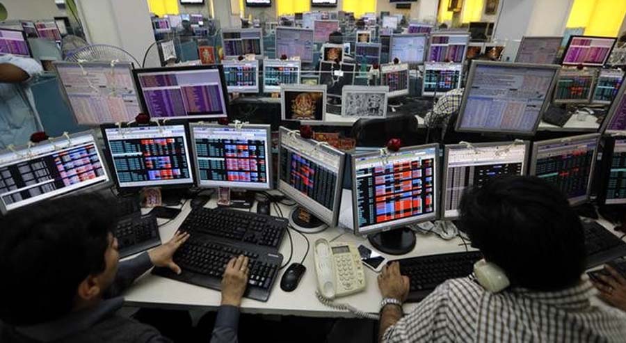 Sensex slips 500 points, Nifty at 9,100; HDFC Bank, Titan fall