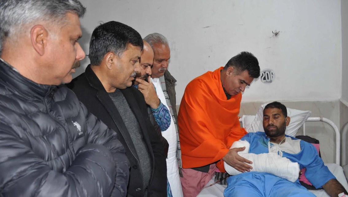 Ravinder Raina met injured Police Jawan at Hospital, applauded his bravery