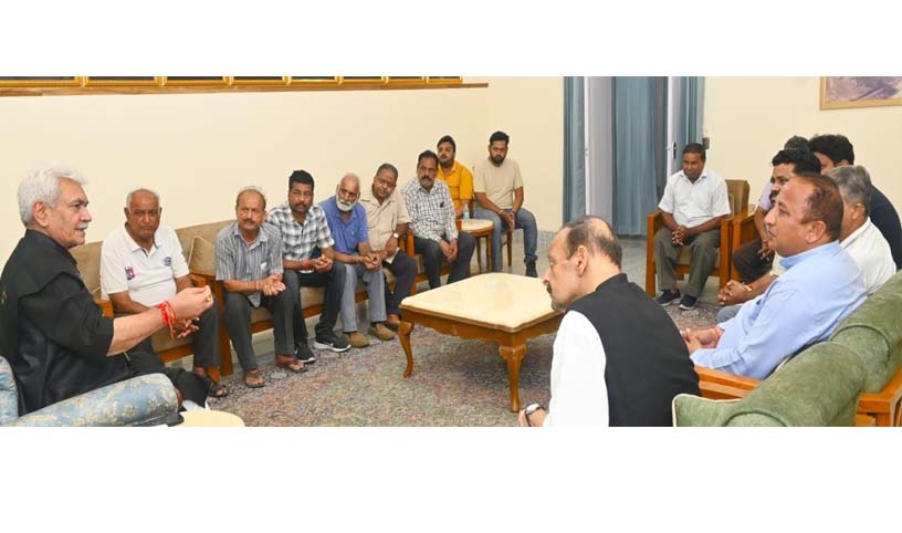 Nai Basti Shopkeepers and Senior BJP leader called on LG Sinha 