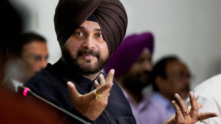 Congress Leader Navjot Singh Sidhu takes a jibe at Modi, says, "PM a bride who makes less rotis and more noise."