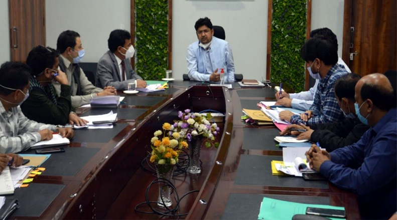 Div Com Jammu reviews development activities, Covid control measures in districts