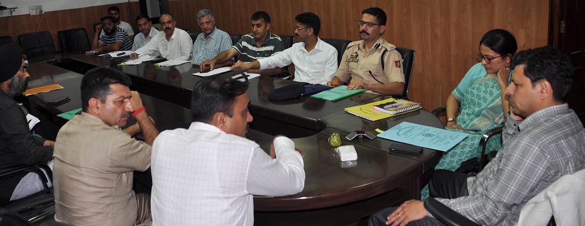 Divisional Commissioner reviews progress on Jammu-Akhnoor National Highway, I-Day preparations