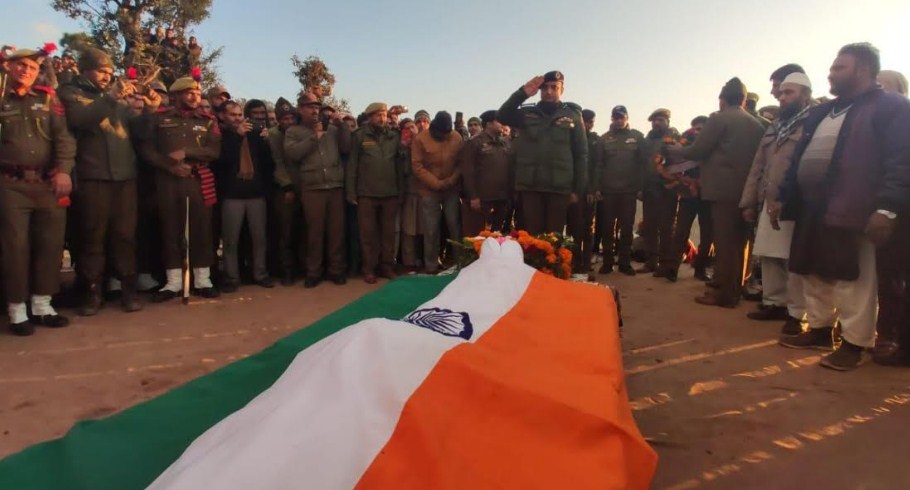 Tributes paid to martyr cop in Hayatpura Manjakote