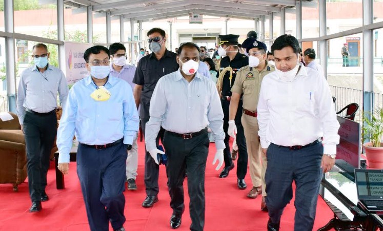 COVID-19: Lt Governor visits Udhampur Railway station, takes stock of facilities being provided to returnees