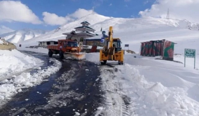 Mughal Road Closed, 19 persons rescued at Pir Ki Gali