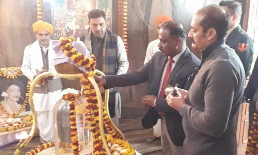 Lt Governor pays obeisance at Raghunath Temple