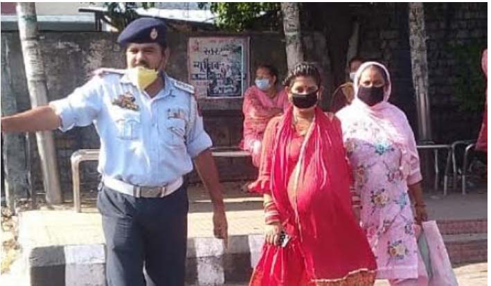Traffic Police City Jammu Good deed of helping Pedestrians