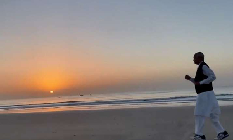 President Kovind jogs along Ghoghla beach in Diu 