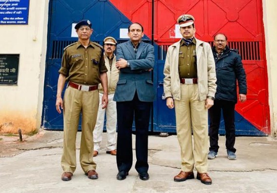 DG Prisons visits Uttar Pradesh, interacts with detenues from JK