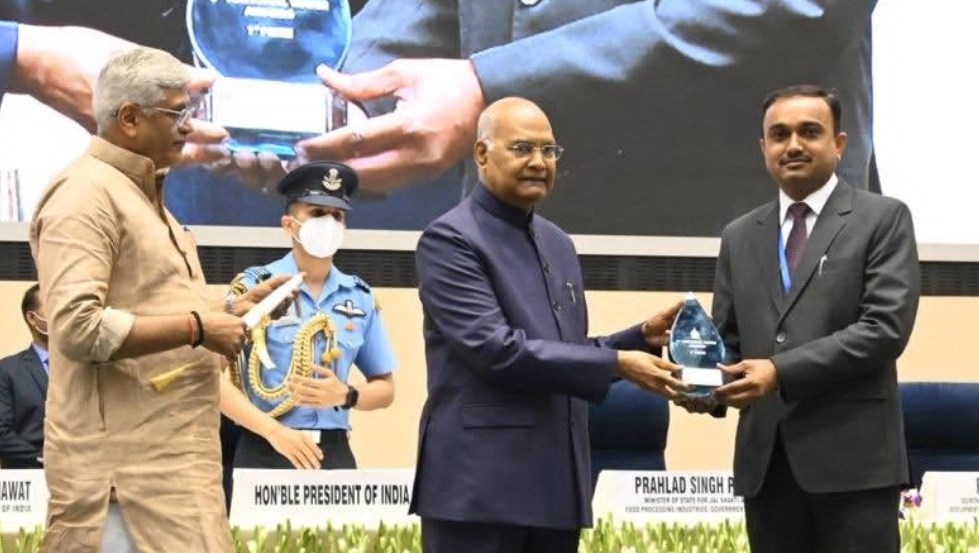 LG Manoj sinha congratulates CEO Ramesh Kumar for wining Award